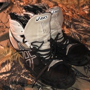 Athletic wrestling shoes